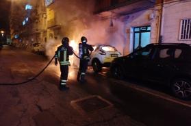 Taranto, incendio doloso all'alba: due auto carbonizzate, danneggiata una palazzina Taranto, incendio doloso all'alba: due auto carbonizzate, danneggiata una palazzina