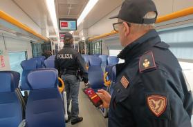 Bari, uomo minaccia di fermare i treni per parlare con l'ex compagna: lei salvata dal capotreno, lui fugge a piedi