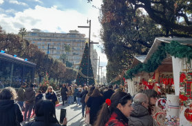 Bari, il doppio volto di piazza Umberto: lo spaccio di droga a due passi dal villaggio di Natale Bari, il doppio volto di piazza Umberto: lo spaccio di droga a due passi dal villaggio di Natale