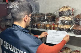 Sequestrati 100 panettoni contraffatti in una pasticceria del Brindisino: erano industriali, li spacciavano per artigianali Sequestrati 100 panettoni contraffatti in una pasticceria del Brindisino: erano industriali, li spacciavano per artigianali