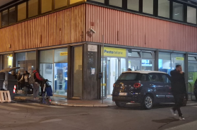 Bari, in Piazza Umberto le Poste in allarme: «Qui risse e aggressioni, contro la facciata pure lanci di bottiglie» Bari, in Piazza Umberto le Poste in allarme: «Qui risse e aggressioni, contro la facciata pure lanci di bottiglie»