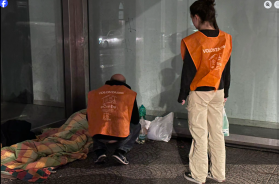 Picchiato da una baby gang mentre dorme su una panchina a Bari: senzatetto in ospedale, 20 giorni di prognosi