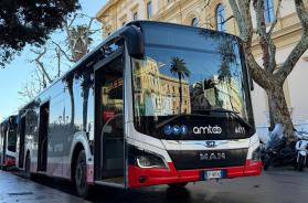 Bari, via al potenziamento delle navette park&ride. Il sindaco: &laquo;A Natale usate i bus per andare in centro&raquo;