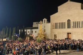 Casa Sollievo della Sofferenza, la fiaccolata dei sanitari contro il cambio di contratti: un fiume di gente a San Giovanni Rotondo