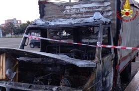 Lecce, incendio all'alba della giornata di Natale: distrutti due autofurgoni