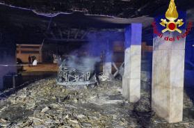 Salento in fiamme: tre interventi dei vigili del fuoco, un uomo in codice giallo per intossicazione da fumi