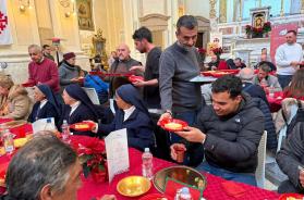 Un pasto caldo per migranti, senzatetto e poveri: a Bari Vecchia il Natale dei pi&ugrave; fragili nella Chiesa del Ges&ugrave;