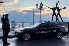 Taranto, topi d'appartamento colpiscono in pieno giorno in centro: bloccati dai condomini, arrestato un 33enne