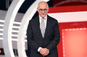 Dopo le accuse di Corona, Alfonso Signorini indagato per violenza sessuale ed estorsione Dopo le accuse di Corona, Alfonso Signorini indagato per violenza sessuale ed estorsione