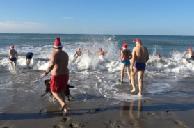 Concerti e tuffi gelati per dire addio al 2025