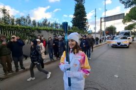 Milano Cortina, la Fiamma chiude il 2025 con il viaggio verso Bari: in Largo Giannella il gran finale VIDEO