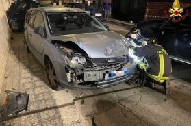 Incidente a Villa Castelli: auto travolge tre veicoli in sosta Incidente a Villa Castelli: auto travolge tre veicoli in sosta