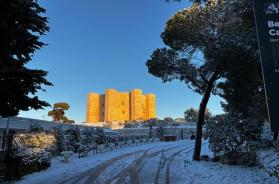 Andria, Castel Del Monte si risveglia sotto la neve. E nel Gargano scuole chiuse