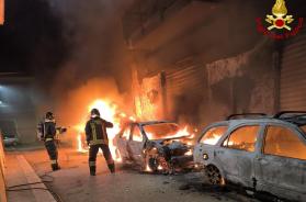 Bitonto, incendio nel centro storico nella notte: tre auto parcheggiate distrutte, palazzine evacuate