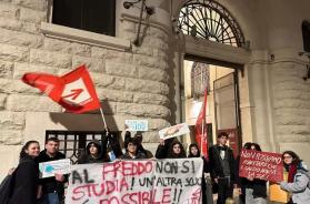 Bari, scuole al freddo e termosifoni rotti: scatta il presidio degli studenti davanti alla sede della Citt&agrave; metropolitana