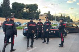 Bari, auto non si ferma all'alt, carabinieri sparano in aria: due arresti