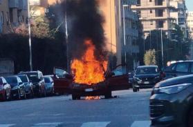 Auto in fiamme