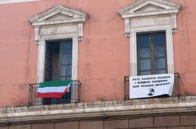 Bari, il sindaco espone la bandiera iraniana a Palazzo di Citt&agrave;: &laquo;Vicini a un popolo che lotta&raquo;