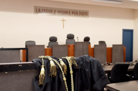 Taranto, tent&ograve; di raggirare alcuni clienti: scatta la condanna per l&rsquo;avvocato