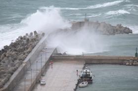 Il ciclone Harry sfiora la Puglia: violenta mareggiata a Santa Maria di Leuca, allerta gialla in tutta la regione