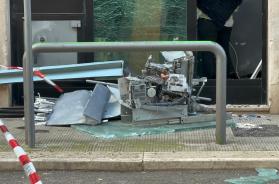 Banda della marmotta mette a segno un altro colpo: doppio boato nella notte a Bitonto, ladri in fuga con il bottino FOTO