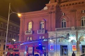 Piccolo calcinaccio cade dalla facciata del teatro Petruzzelli a Bari: nessun danno Piccolo calcinaccio cade dalla facciata del teatro Petruzzelli a Bari: nessun danno