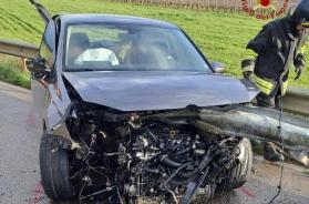 Fasano, scena da film sulla provinciale: macchina trafitta dal guard rail, illeso il conducente