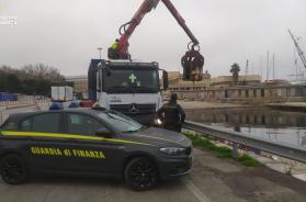 Bari, rimosse otto barche e reti abusive abbandonate nel porto VIDEO