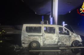 Grumo, distributore di carburante prende fuoco sulla statale: pulmino distrutto dalle fiamme, nessun ferito