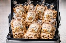 Da Bari alla Sicilia, alt ai taralli in cabina: &laquo;Io costretta a pagare 46 euro per un sacchetto in aereo&raquo;