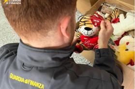 Regali per San Valentino non a norma: sequestrati 200mila gadget a Bari e in provincia