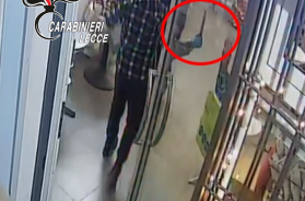 Sannicola, armato di coltello porta via l'incasso del bar tabacchi: arrestato 21enne di Galatina