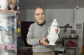 Grottaglie, a 89 anni va in pensione l&rsquo;ultimo dei maestri ceramisti: &laquo;Ma non mi fermo&raquo;