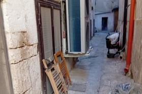 Boiler ad altezza d'uomo, rifiuti e degrado nei vicoli di Bari Vecchia: &laquo;Dopo 9 mesi aspetto ancora una risposta&raquo;