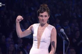 &laquo;Maestra, non maestro&raquo;: a Sanremo la salentina Carolina Bubbico corregge Laura Pausini