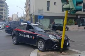 Brindisi, fugge ai controlli e parte l'inseguimento in pieno centro: auto dei carabinieri finisce contro un palo