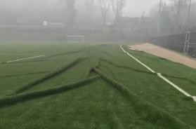 Danni al campo sintetico di Potenza dopo l'atterraggio dell'elicottero con Nordio