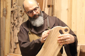 Giovanni, il &laquo;fralegname&raquo; nella bottega di spiritualit&agrave;: a Castellana il laboratorio dove il legno diventa arte