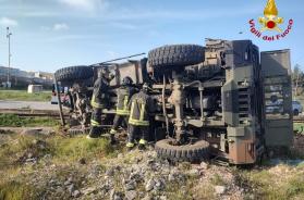 Brindisi, scontro tra un camion militare che si ribalta e un'autovettura: tre feriti