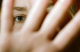 &laquo;Violentava le due figlie ancora bambine&raquo;: 48enne salentino condannato a otto anni