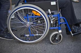 Foggia, si offrono di spingere la carrozzina a un disabile e lo rapinano: arrestati due giovani