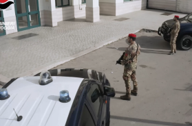 Foggia, arrestato con le armi in casa uno dei cassieri del clan: &egrave; uno degli scissionisti della Societ&agrave;