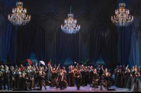 La Traviata conquista gli studenti: il Petruzzelli di Bari apre due recite alle scuole