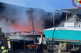 Gallipoli, in fiamme decine di imbarcazioni in un cantiere nautico: l'incendio doloso in via vicinale Nanni