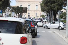 Bari presa d'assalto dai turisti: lunghe file al Teatro Margherita tra il traffico cittadino