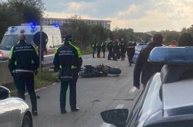 Incidente stradale sulla strada provinciale tra Bari e Modugno: auto gli taglia la strada, muore motociclista