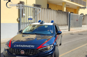 Abusi sessuali e pedopornografia su una bimba di 8 anni: i cc arrestano 71enne e la madre 53enne della piccola