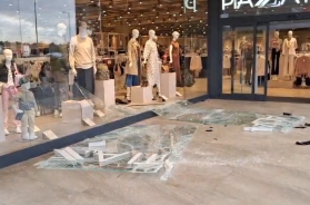 Bari, rapina nel centro commerciale La Mongolfiera: ladri sfondano la vetrina del negozio Piazza Italia VIDEO 