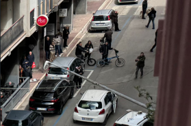 Barletta, palo della luce crolla su un&rsquo;auto in corsa: tragedia sfiorata in via Alvisi