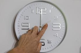 Stanotte scatta l'ora legale (e si dorme meno). In Parlamento via all'iter per l'abolizione del cambio dell'ora